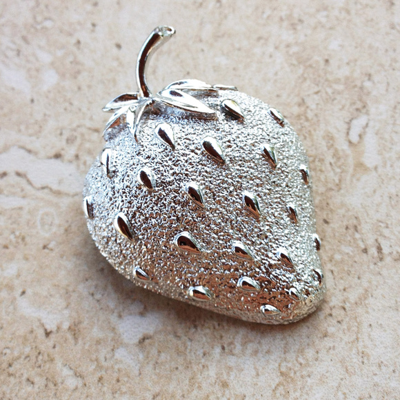 Vintage 60's Strawberry Ice Brooch and Earrings - Picture 2 of 3